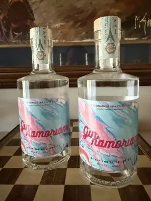 Due bottiglie Gin Innamoriamo su superficie a scacchi